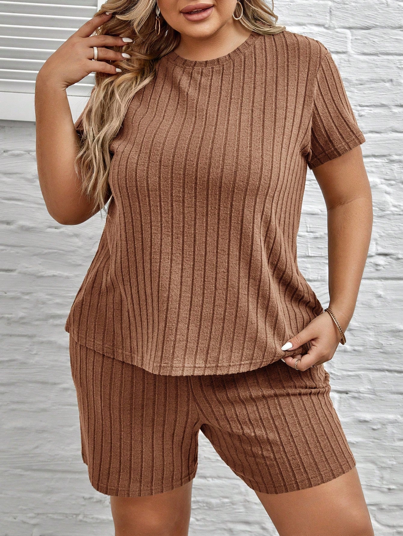 Conjunto Canelado com Blusa Gola Redonda e Shorts Plus Size