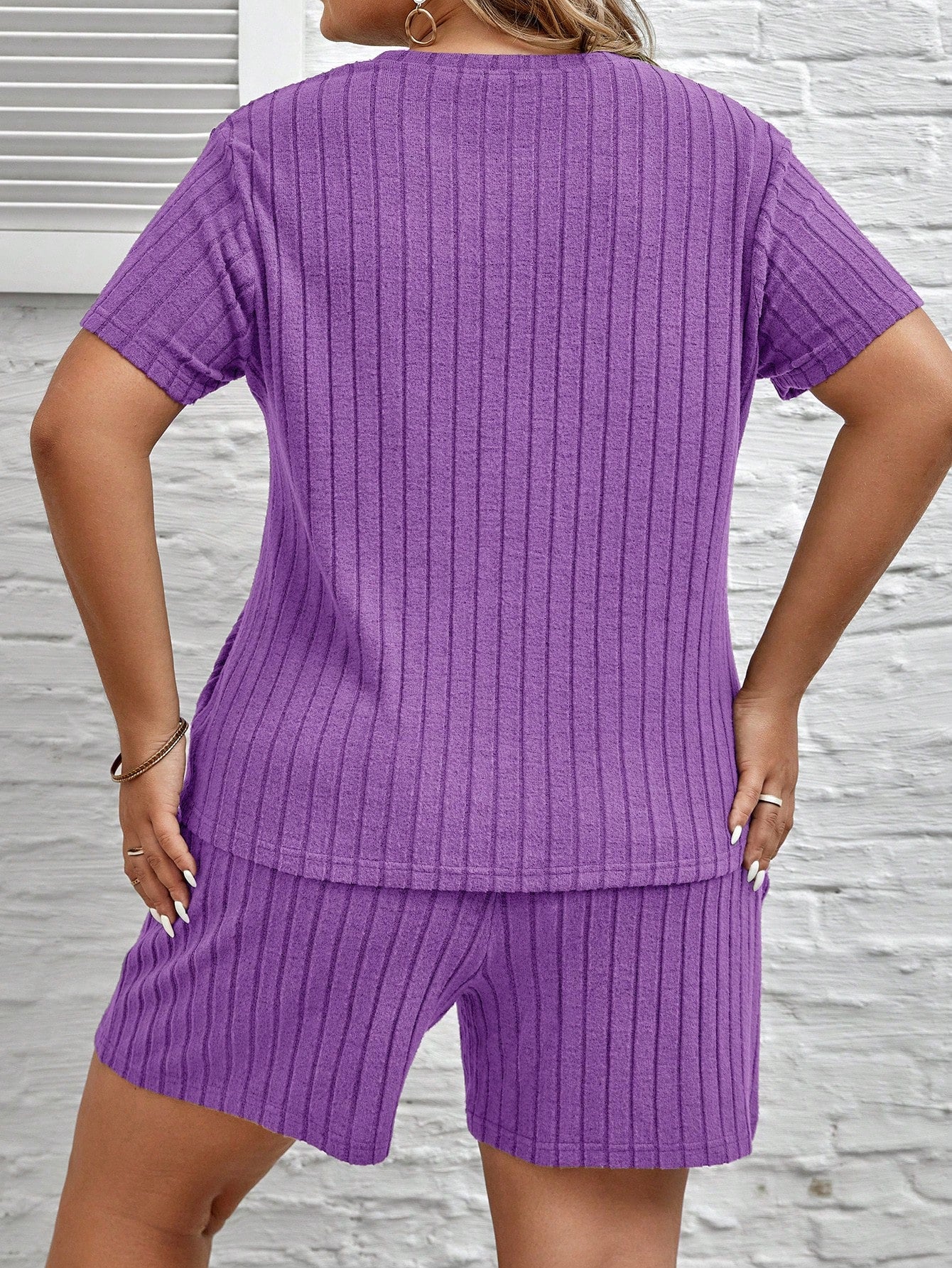 Conjunto Canelado com Blusa Gola Redonda e Shorts Plus Size