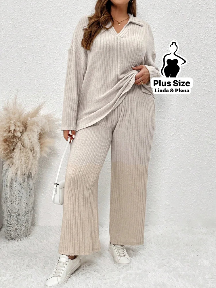 Conjunto Canelado com Blusa de Gola V e Calça Solta Plus Size Conjunto Canelado com Blusa de Gola V e Calça Solta Plus