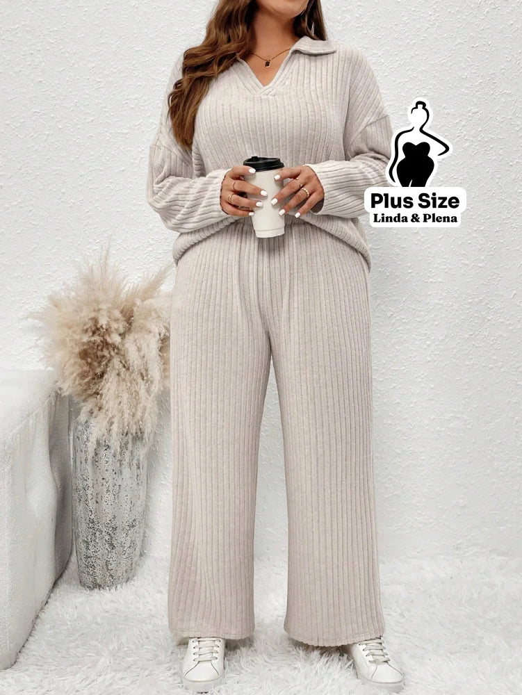 Conjunto Canelado com Blusa de Gola V e Calça Solta Plus Size Conjunto Canelado com Blusa de Gola V e Calça Solta Plus