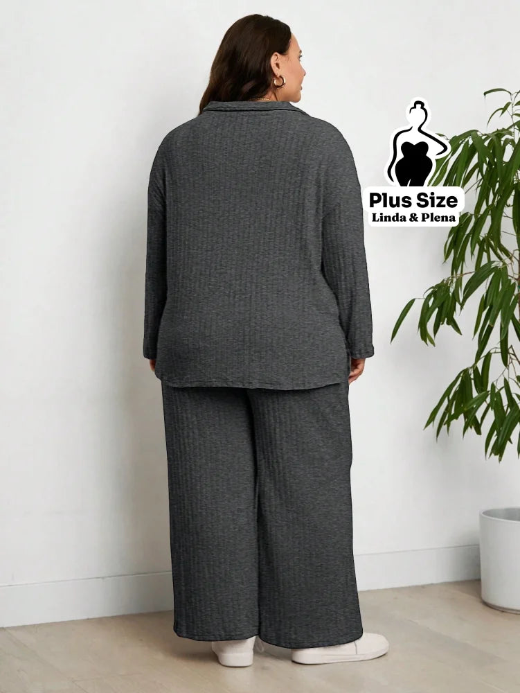 Conjunto Canelado com Blusa de Gola V e Calça Solta Plus Size Conjunto Canelado com Blusa de Gola V e Calça Solta Plus