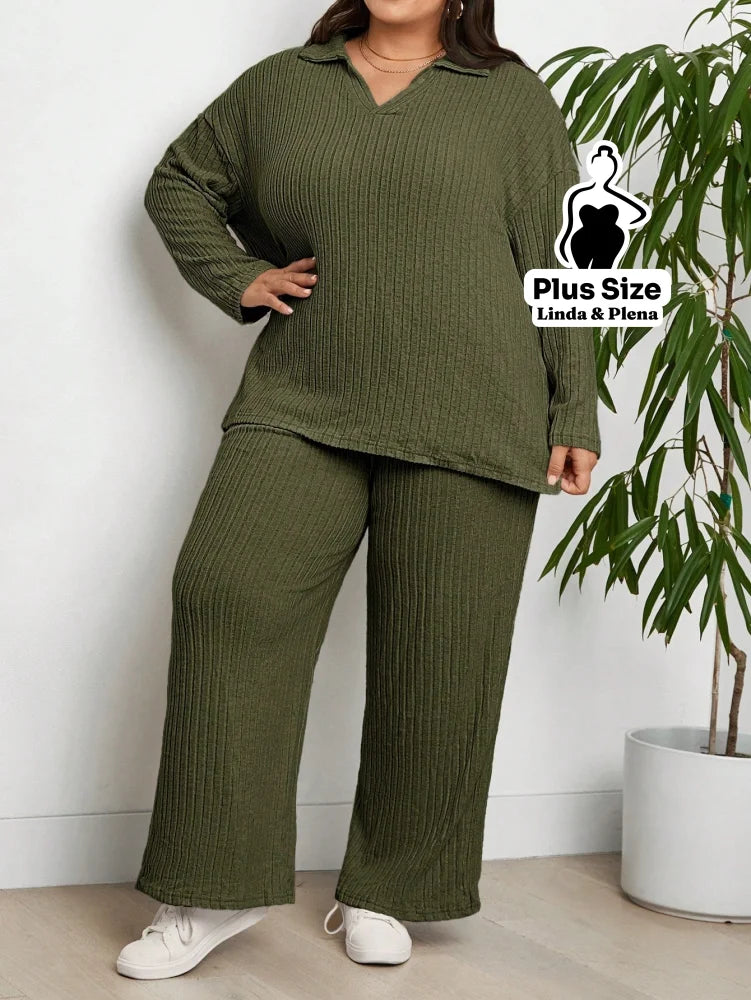 Conjunto Canelado com Blusa de Gola V e Calça Solta Plus Size Conjunto Canelado com Blusa de Gola V e Calça Solta Plus