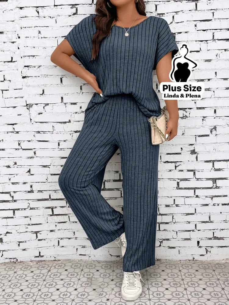 Conjunto Canelado com Blusa Solta e Calça Pantalona Plus Size Conjunto Canelado com Blusa Solta e Calça Pantalona Plus