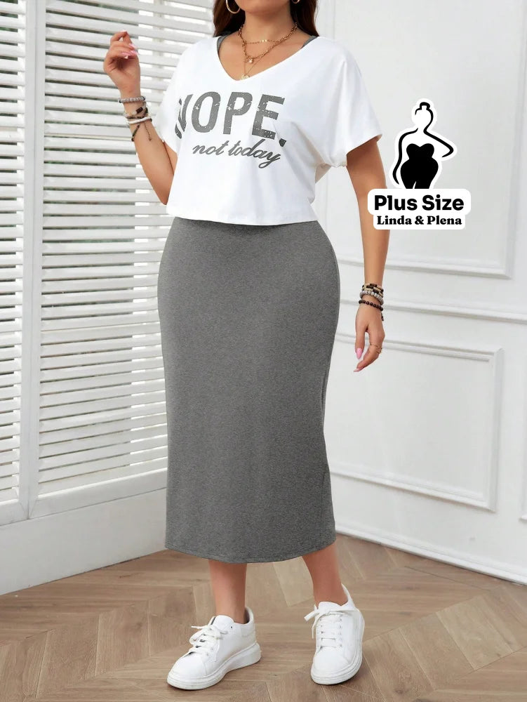 Conjunto com Blusa Estampada e Saia Midi Justa Plus Size Conjunto com Blusa Estampada e Saia Midi Justa Plus Size