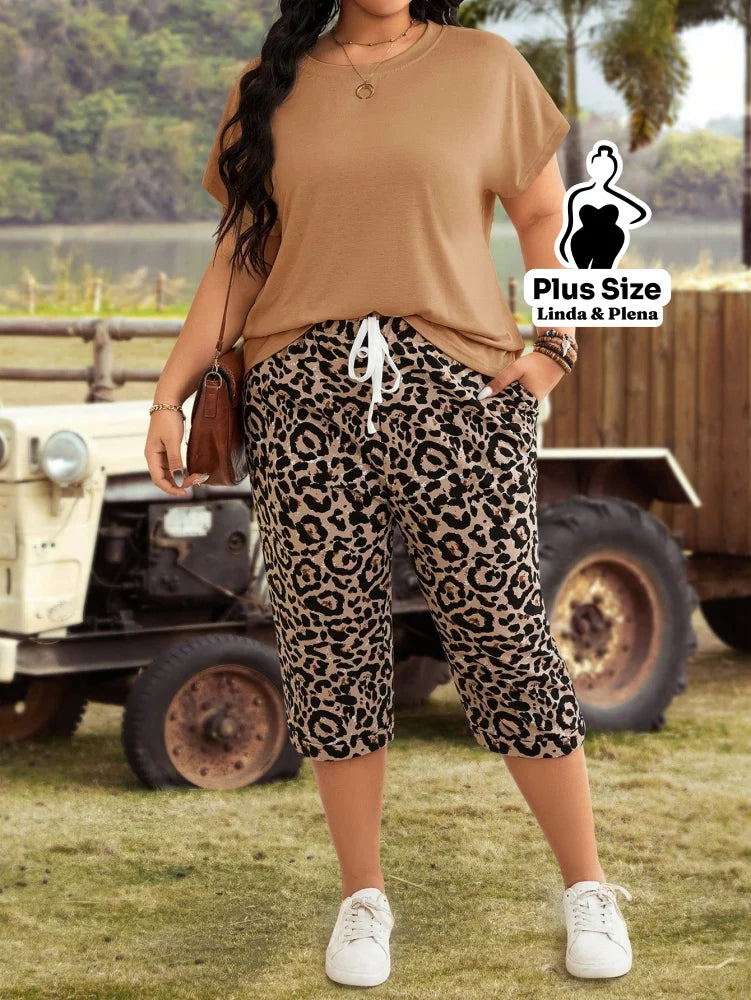 Conjunto com Blusa Lisa e Bermuda Floral de Amarração Plus Size Conjunto com Blusa Lisa e Bermuda Floral de Amarração