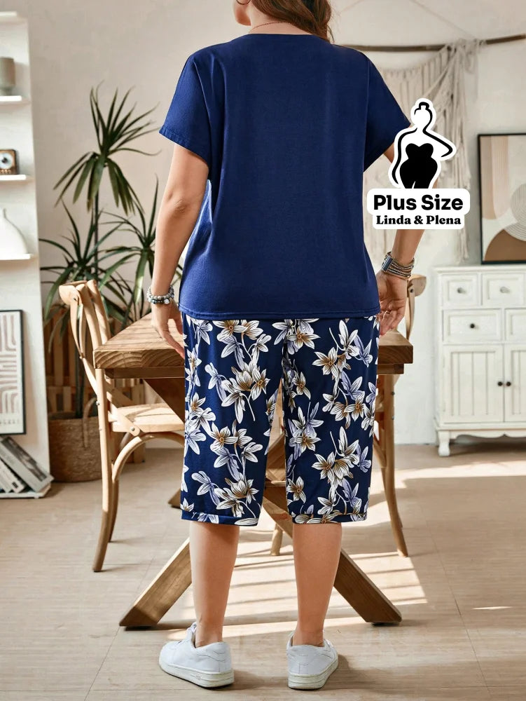 Conjunto com Blusa Lisa e Bermuda Floral de Amarração Plus Size Conjunto com Blusa Lisa e Bermuda Floral de Amarração