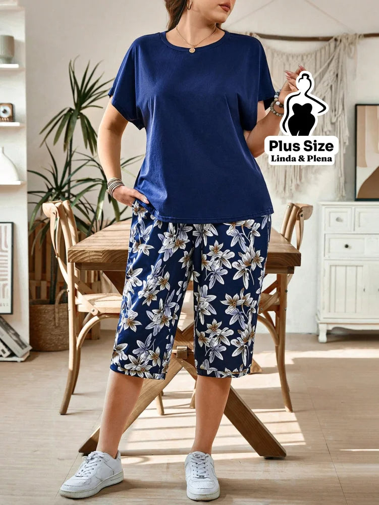 Conjunto com Blusa Lisa e Bermuda Floral de Amarração Plus Size Conjunto com Blusa Lisa e Bermuda Floral de Amarração