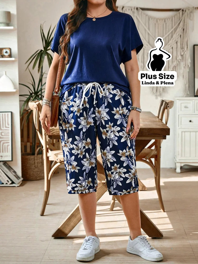 Conjunto com Blusa Lisa e Bermuda Floral de Amarração Plus Size Conjunto com Blusa Lisa e Bermuda Floral de Amarração