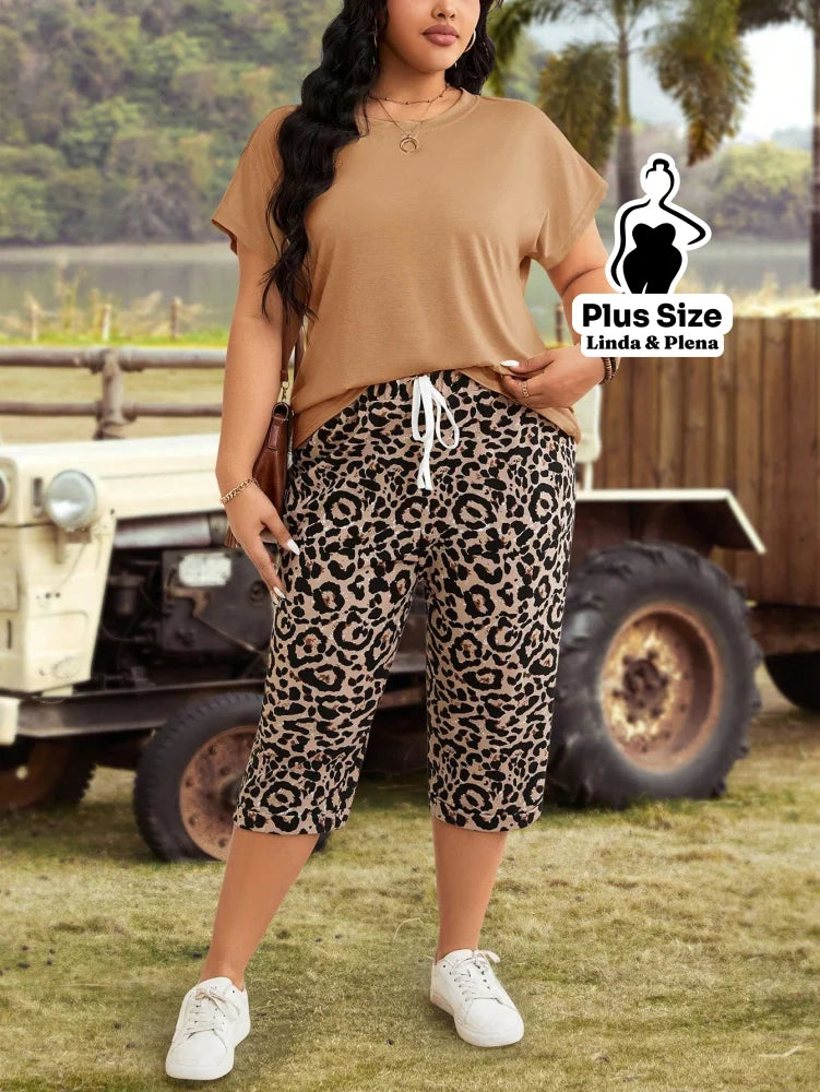 Conjunto com Blusa Lisa e Bermuda Floral de Amarração Plus Size Conjunto com Blusa Lisa e Bermuda Floral de Amarração