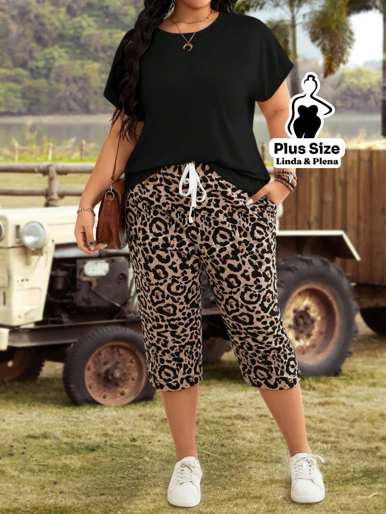 Conjunto com Blusa Lisa e Bermuda Floral de Amarração Plus Size Conjunto com Blusa Lisa e Bermuda Floral de Amarração