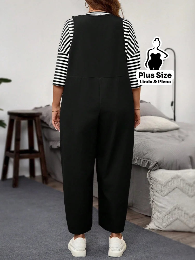 Conjunto com Macacão Preto e Blusa Listrada Plus Size Conjunto com Macacão Preto e Blusa Listrada Plus Size