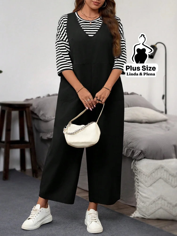 Conjunto com Macacão Preto e Blusa Listrada Plus Size Conjunto com Macacão Preto e Blusa Listrada Plus Size