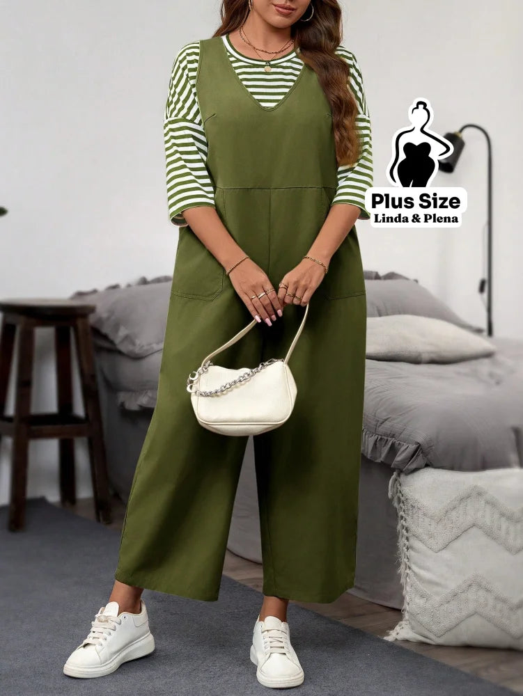 Conjunto com Macacão Preto e Blusa Listrada Plus Size Conjunto com Macacão Preto e Blusa Listrada Plus Size