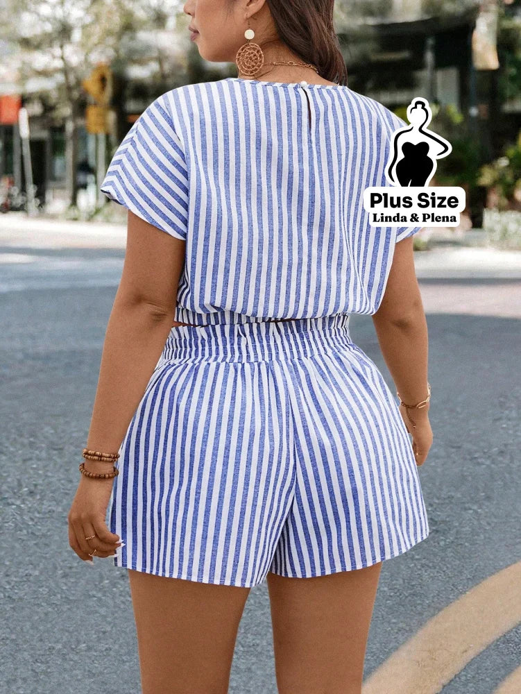 Conjunto Estampado com Blusa Cropped e Shorts Plus Size Conjunto Estampado com Blusa Cropped e Shorts Plus Size