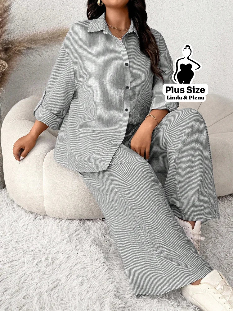 Conjunto Listrado com Camisa Aberta e Calça Leve Plus Size Conjunto Listrado com Camisa Aberta e Calça Leve Plus Size