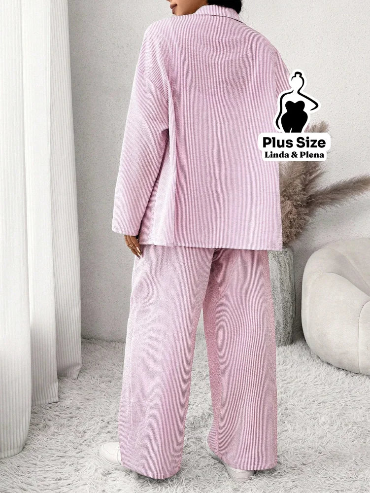 Conjunto Listrado com Camisa Aberta e Calça Leve Plus Size Conjunto Listrado com Camisa Aberta e Calça Leve Plus Size