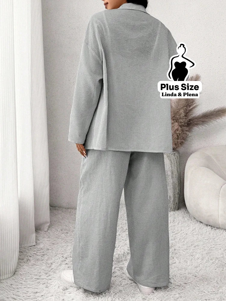 Conjunto Listrado com Camisa Aberta e Calça Leve Plus Size Conjunto Listrado com Camisa Aberta e Calça Leve Plus Size