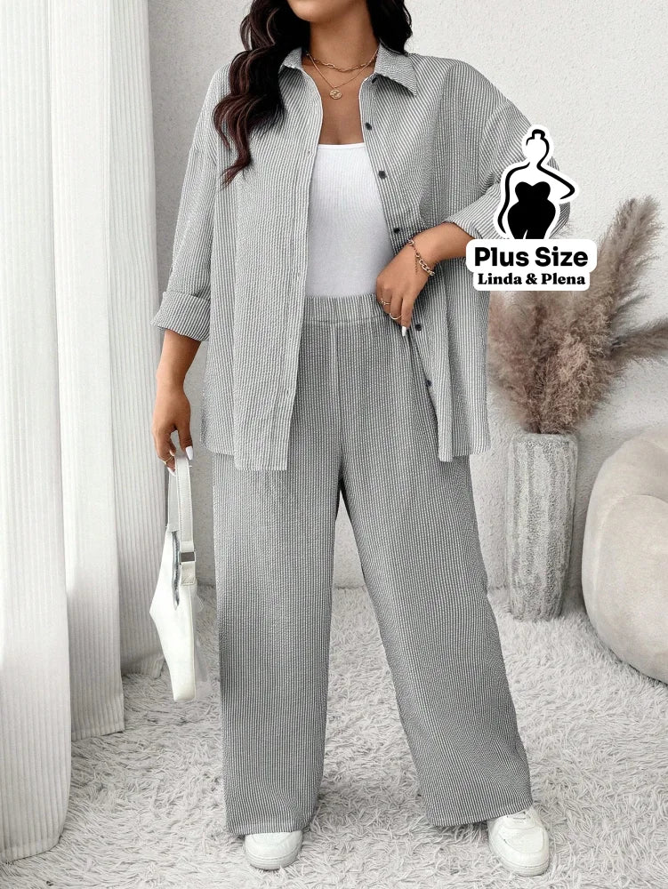 Conjunto Listrado com Camisa Aberta e Calça Leve Plus Size Conjunto Listrado com Camisa Aberta e Calça Leve Plus Size