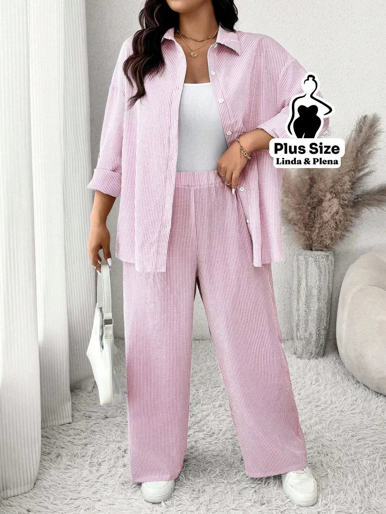 Conjunto Listrado com Camisa Aberta e Calça Leve Plus Size Conjunto Listrado com Camisa Aberta e Calça Leve Plus Size