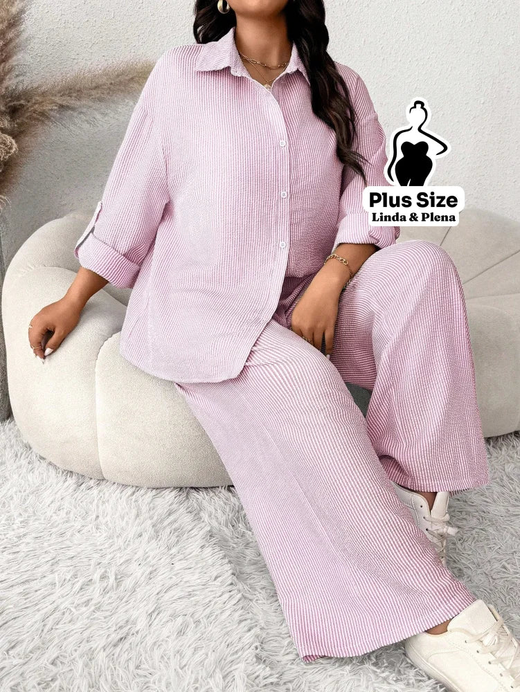 Conjunto Listrado com Camisa Aberta e Calça Leve Plus Size Conjunto Listrado com Camisa Aberta e Calça Leve Plus Size