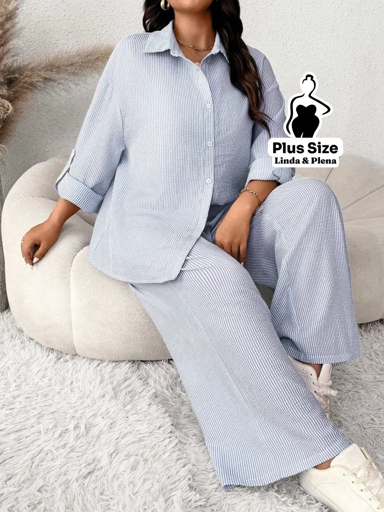 Conjunto Listrado com Camisa Aberta e Calça Leve Plus Size Conjunto Listrado com Camisa Aberta e Calça Leve Plus Size