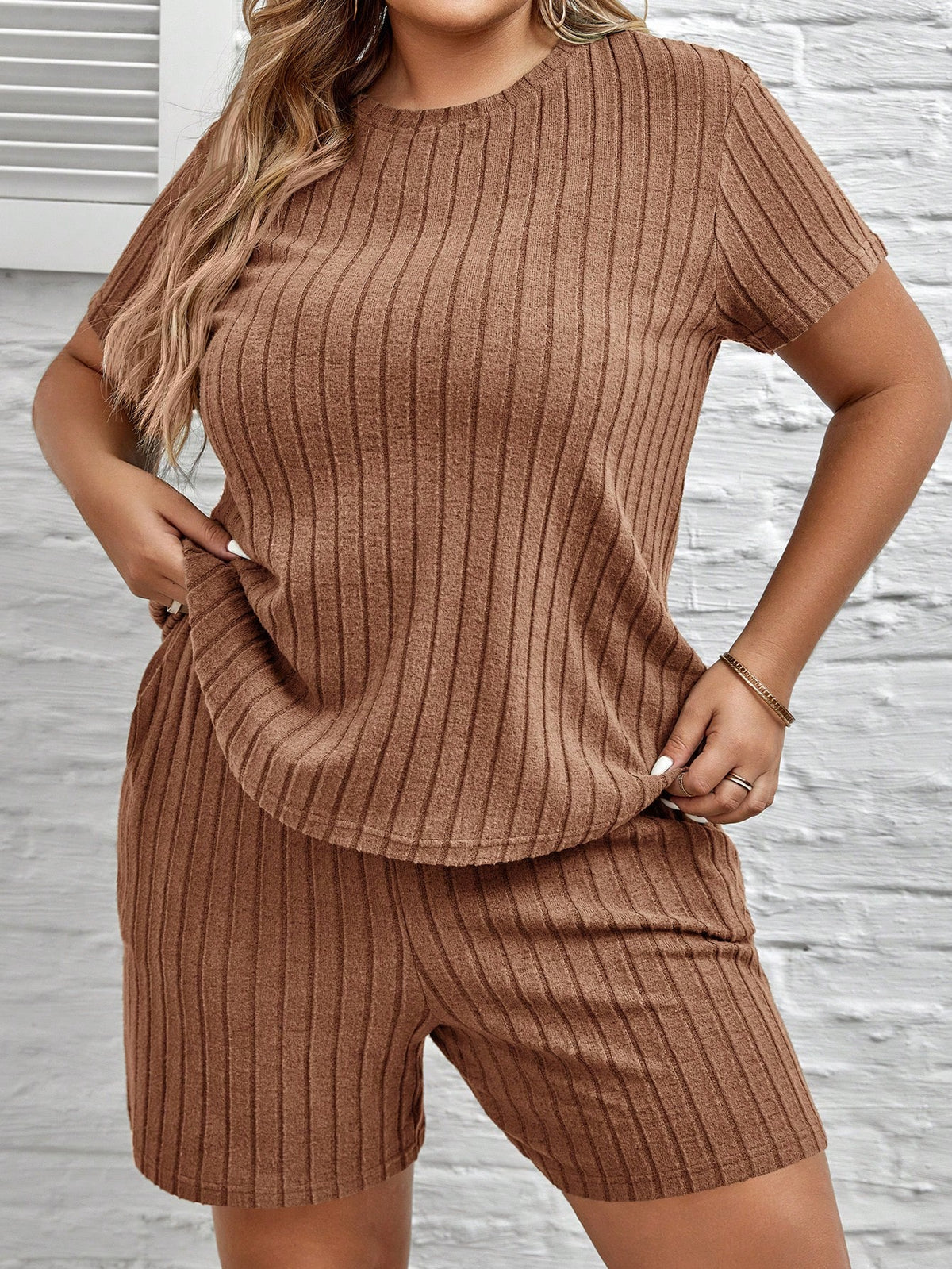 Conjunto Canelado com Blusa Gola Redonda e Shorts Plus Size