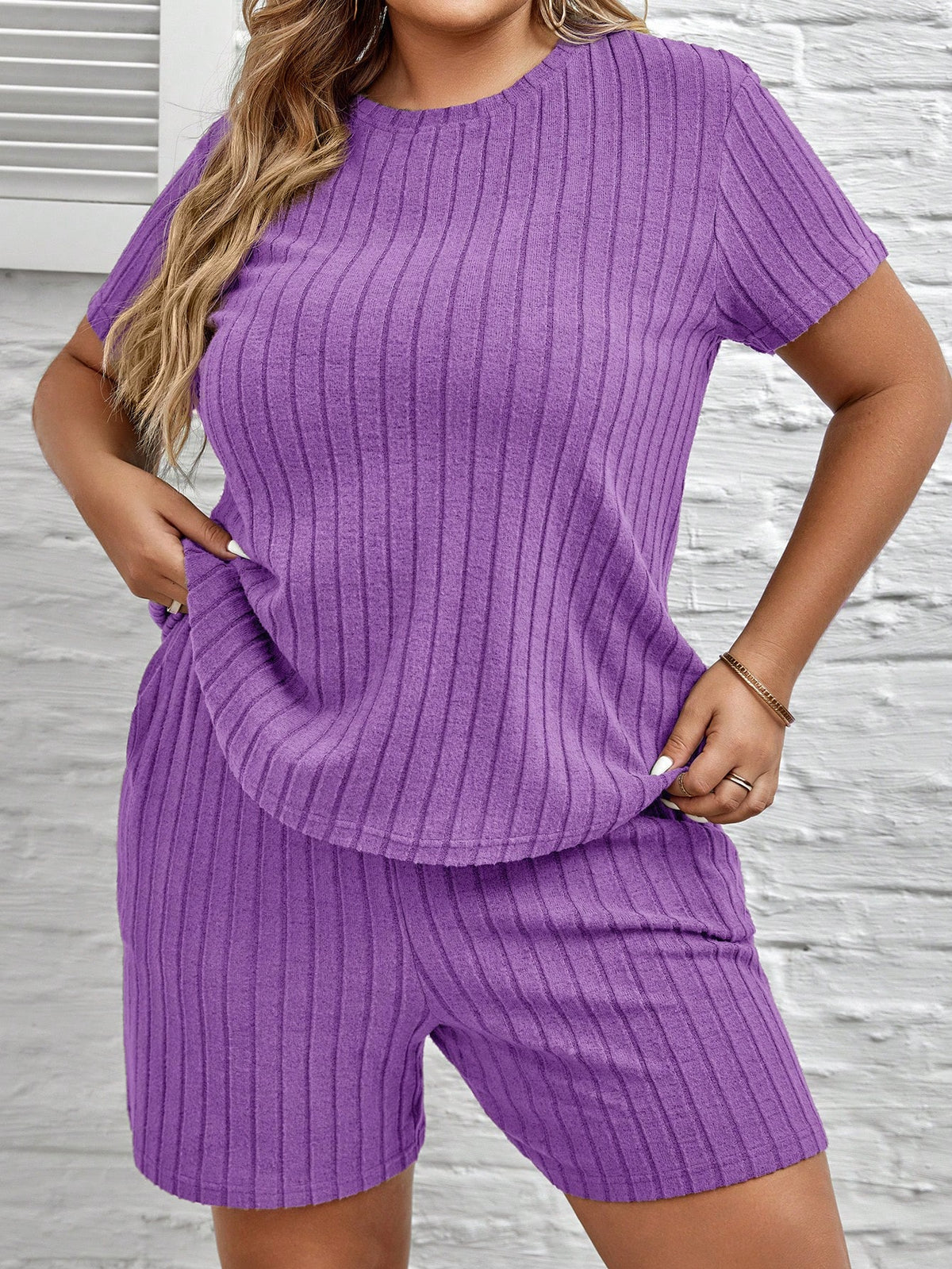 Conjunto Canelado com Blusa Gola Redonda e Shorts Plus Size