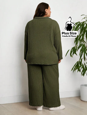 Conjunto Canelado com Blusa de Gola V e Calça Solta Plus Size Conjunto Canelado com Blusa de Gola V e Calça Solta Plus