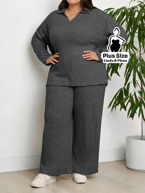 Conjunto Canelado com Blusa de Gola V e Calça Solta Plus Size Conjunto Canelado com Blusa de Gola V e Calça Solta Plus