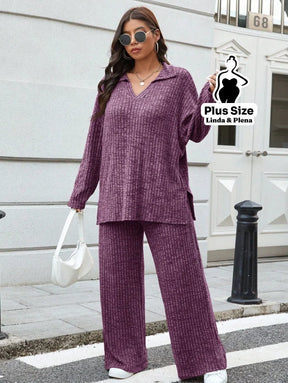 Conjunto Canelado com Blusa de Gola V e Calça Solta Plus Size Conjunto Canelado com Blusa de Gola V e Calça Solta Plus