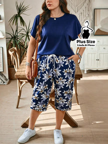 Conjunto com Blusa Lisa e Bermuda Floral de Amarração Plus Size Azul / G Conjunto com Blusa Lisa e Bermuda Floral de