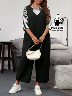 Conjunto com Macacão Preto e Blusa Listrada Plus Size Conjunto com Macacão Preto e Blusa Listrada Plus Size