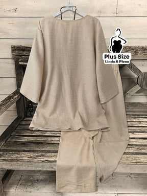 Conjunto Elegante com Blusa Assimétrica e Calça Plus Size Conjunto Elegante com Blusa Assimétrica e Calça Plus Size