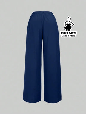 Conjunto Elegante com Blusa Transpassada e Calça Reta Plus Size Conjunto Elegante com Blusa Transpassada e Calça Reta