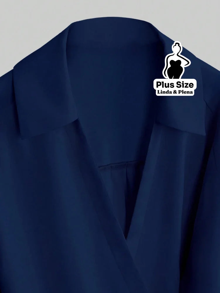 Conjunto Elegante com Blusa Transpassada e Calça Reta Plus Size Conjunto Elegante com Blusa Transpassada e Calça Reta