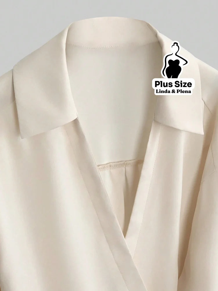 Conjunto Elegante com Blusa Transpassada e Calça Reta Plus Size Conjunto Elegante com Blusa Transpassada e Calça Reta