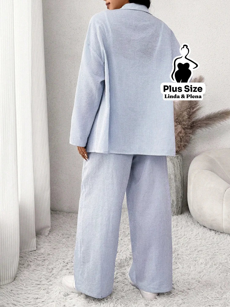 Conjunto Listrado com Camisa Aberta e Calça Leve Plus Size Conjunto Listrado com Camisa Aberta e Calça Leve Plus Size
