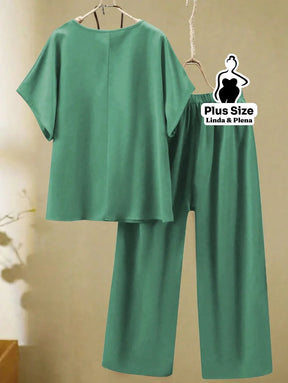 Conjunto Minimalista com Blusa Solta e Calça Reta Plus Size Conjunto Minimalista com Blusa Solta e Calça Reta Plus Size
